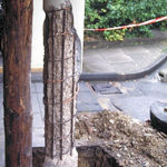 Foto Gehweg mit korrodierter Betonsäule
