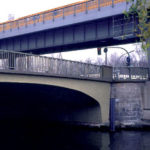 Foto mit Eisenbahnbrücke über Autobrücke