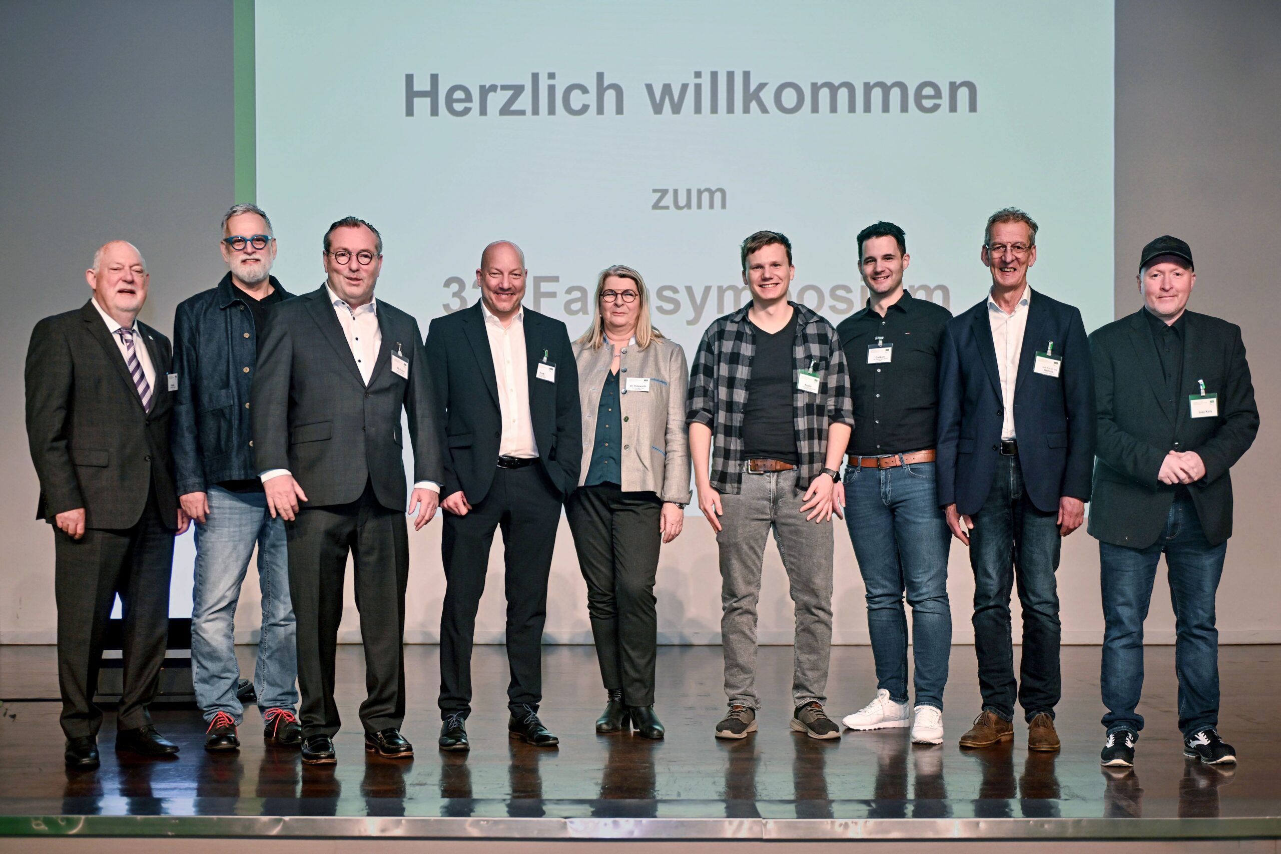 Die Referenten von links nach rechts: Dipl.-Ing. Frank Pawlik (Geschäftsführer Landesgütegemeinschaft Instandsetzung von Betonbauwerken NRW e. V.), Dipl.-Ing. Siegfried Bepple (GQ Quadflieg Bau GmbH), RA Michael Kirsch (Kirsch & Kollegen Rechtsanwälte, Aachen), Sebastian Fink (Vorsitzender der LIB NRW e. V. und Technischer Leiter der SBS GmbH in Mülheim), Dr. rer. nat. Diana Holzwarth (ICP Rhein-Main GmbH, Frankfurt/Main), Ing. MBE Marek Köster (Hochbau Niederrhein GmbH, Emmerich / Mainka Bau GmbH, Lingen), Ing. Tobias Dankert, M.Eng. (ARU Ingenieurgesellschaft, Lingen), Univ.-Prof. Dr.-Ing. Manfred Helmus von der Bergischen Universität Wuppertal und Joey Kelly, Mitglied der Kelly-Familie